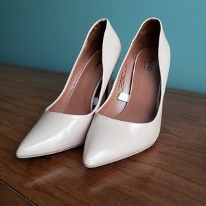 Nude pumps